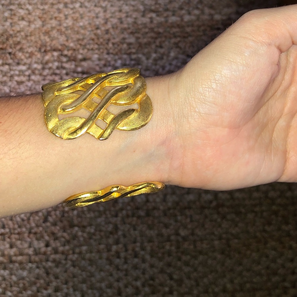 Gold bangle - Picture 3 of 4